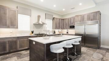 Horno, placa de cocina, lavavajillas, mesa de comedor