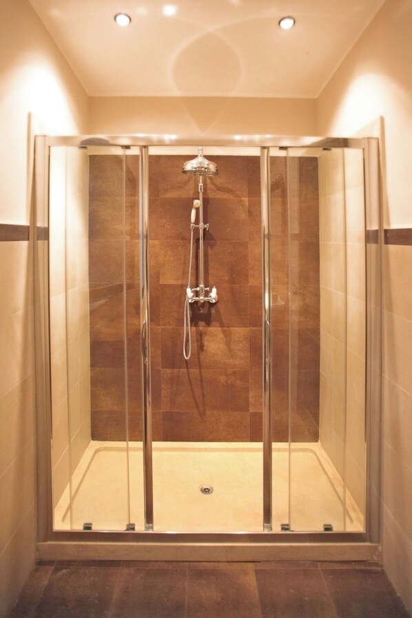 House, 1 Bedroom, Smoking, Terrace | Bathroom amenities | Hair dryer