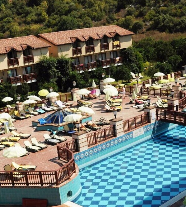 Kapalı yüzme havuzu, sezonluk açık havuz, havuz şemsiyeleri, şezlonglar 