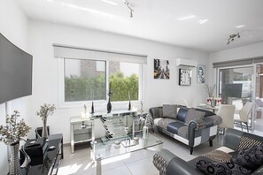 Villa (4 Bedrooms) | Wohnbereich | Fernseher