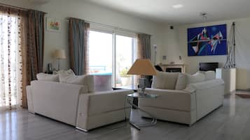 Căn hộ Deluxe, 2 phòng ngủ, quang cảnh biển (B1) | Khu phòng khách | Smart TV