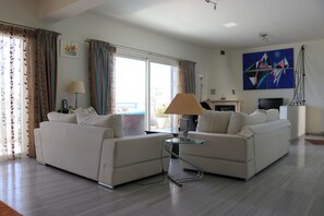 Deluxe Apartment, 2 Bedrooms, Sea View (B1) | Living area | Smart TV