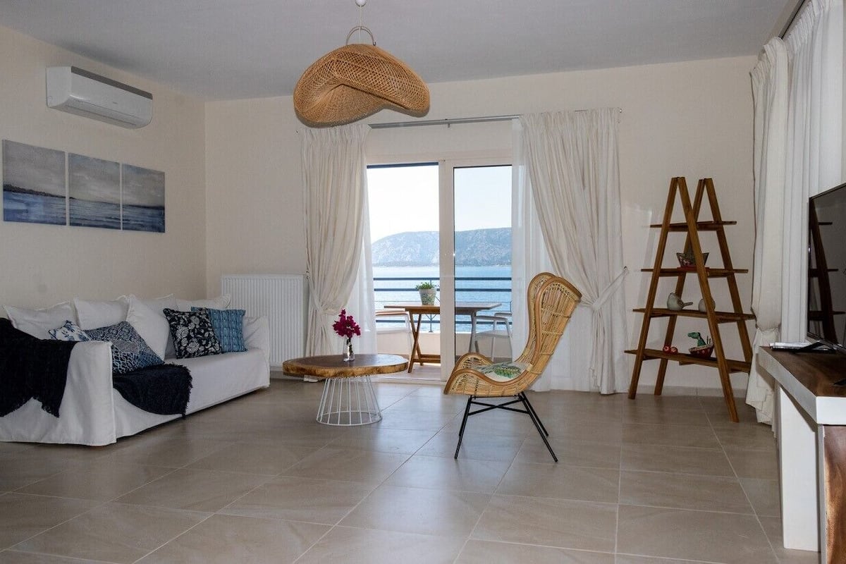Deluxe appartement, 2 slaapkamers, uitzicht op zee | Woonruimte | Een smart-tv
