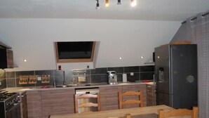 Una cocina moderna con una isla central, horno empotrado y electrodomésticos de acero inoxidable.