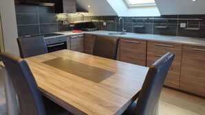 Una cocina moderna con tragaluces, baldosas oscuras y armarios de madera.