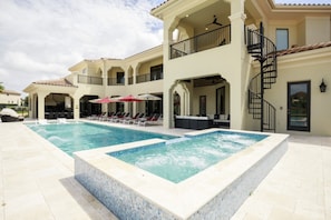 Kolam renang outdoor