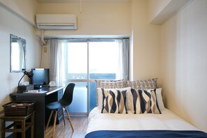 Standaard appartement (Large Single Bed) | Een bureau, een strijkplank/strijkijzer, gratis wifi