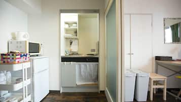 Deluxe Large Single Bed Room | Private kitchen | Fridge, microwave, stovetop, electric kettle