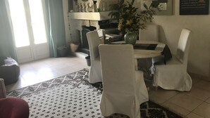 A dining area with a round table, chairs, a clock, and a menu board. - VILLA WITH POOL, PANORAMIC VIEW, 5 MINUTES WALK FROM THE VILLAGE (Lorgues)
