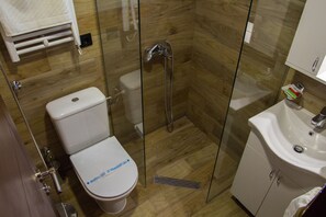 Shower, free toiletries, hair dryer, towels - Hotel Skopje (Skopje)