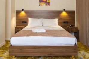 Minibar, desk, laptop workspace, blackout drapes - Hotel Skopje (Skopje)