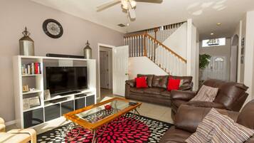 Villa (6 Bedrooms) | Living area