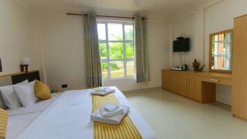 Deluxe Room | Bathroom | Slippers, towels