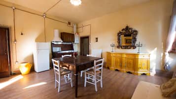 Apartment, 1 Bedroom | Dining room