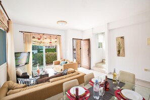 Villa (1 Bedroom) | Salle de séjour | Télévision