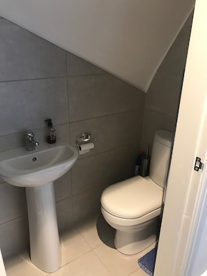 House | Bathroom | Combined shower/tub, deep soaking tub, free toiletries, hair dryer - Self Contained Studio (Derby)