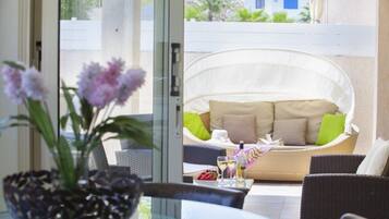 Villa (3 Bedrooms) | Balcón