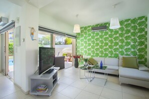 Villa (3 Bedrooms) | Woonkamer | Een flatscreentelevisie
