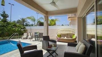 Villa (3 Bedrooms) | Balcón