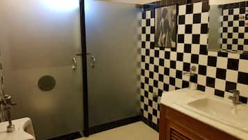Mixed Dormitory 8 Beds | Bathroom | Shower, free toiletries, hair dryer, towels