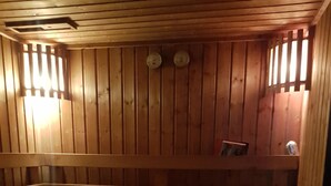 A wooden sauna with benches and a sloped floor. - Cozy Cabin - Hostel (Bangkok)