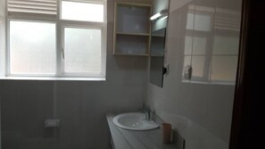 Classic Single Room | Bathroom | Shower, rainfall showerhead, hair dryer, towels