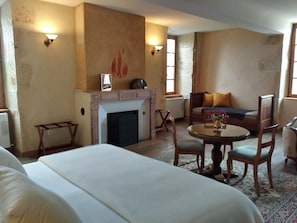 Premium bedding, desk, soundproofing, free WiFi - Chez Casimir (Cercy-la-Tour)