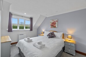 2 bedrooms, iron/ironing board, travel crib, internet - Conveniently located to explore all that Cornwall and Devon have to offer (SALTASH)