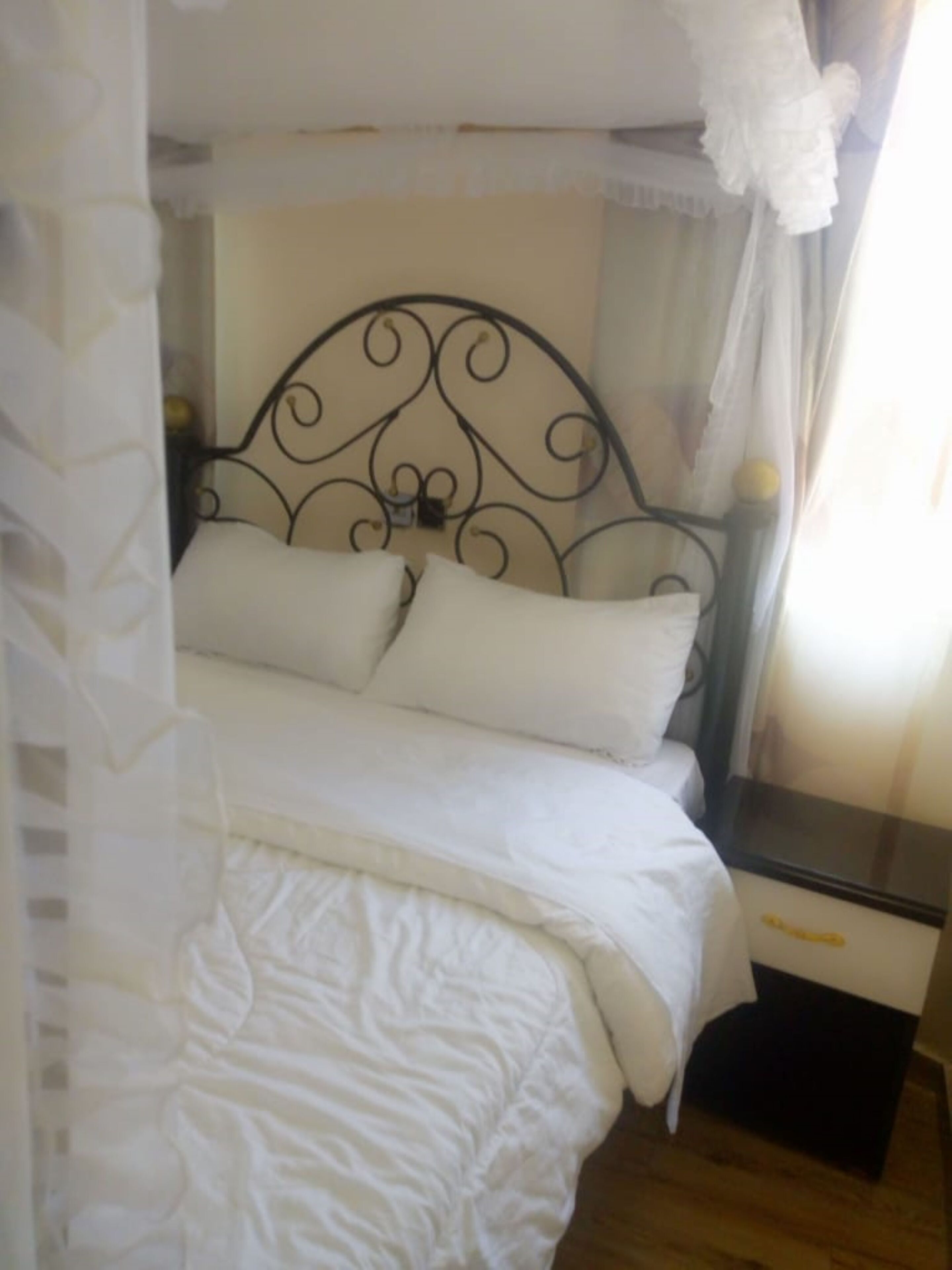 4 bedrooms, desk, free WiFi, bed sheets