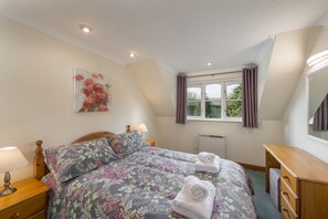 2 bedrooms, iron/ironing board, internet, bed sheets