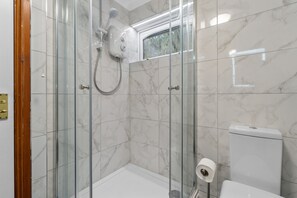 Ensemble douche/baignoire, sèche-cheveux, serviettes fournies