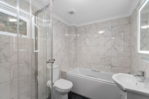 Combined shower/tub, hair dryer, towels - Conveniently located to explore all that Cornwall and Devon have to offer (SALTASH)