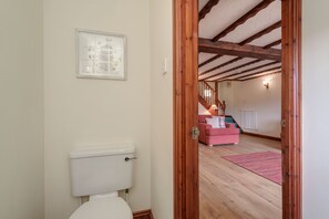 Combined shower/tub, hair dryer, towels