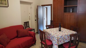 Dining - Apartment for 4 Persons (Rome)