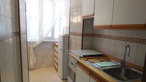 Microwave, stovetop, cookware/dishes/utensils - Apartment for 4 Persons (Rome)