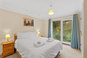 4 soverom, strykejern/-brett, internettilgang og sengetøy