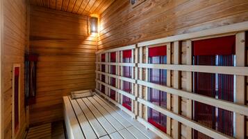 Una sauna con paredes y bancos de madera.