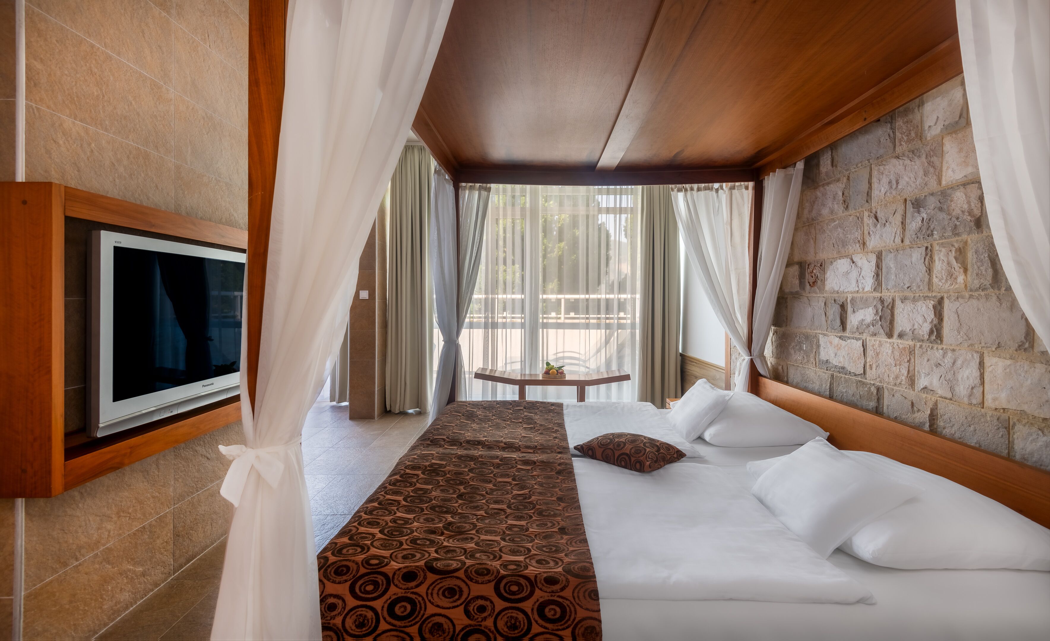 Apartment with Seaview | Minibaari, tallelokero huoneessa, työpöytä, äänieristys