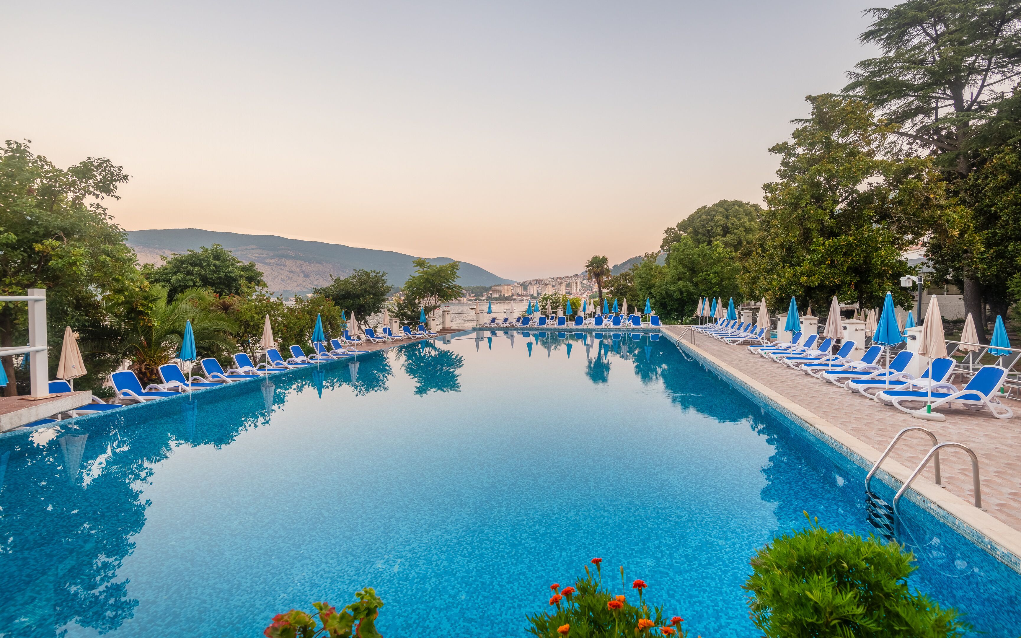 Una piscina al aire libre de temporada