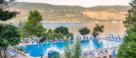 Seasonal outdoor pool, open 8:00 AM to 8:00 PM, pool loungers