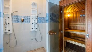 Sauna seca, banheira de hidromassagem, massagens desportivas, massagens