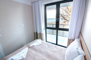 2 عدّة غرف نوم وملاءات للفراش لا تسبب الحساسية ومكواة/لوح كي