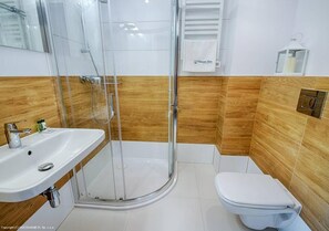 Douche, douche à « effet pluie », articles de toilette gratuits