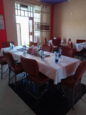 Breakfast, lunch, dinner served; local and international cuisine