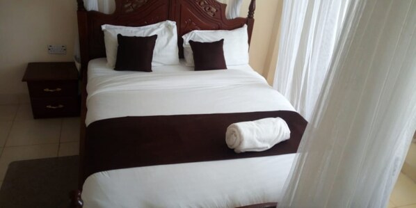 Escritorio, wifi gratis y ropa de cama