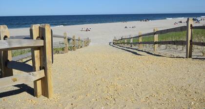 Manhattan on the Beach! Beach block just a short walk up the block