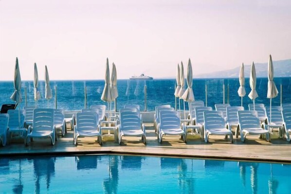 Seasonal outdoor pool, open 9:30 AM to 7:00 PM, pool umbrellas - CNT Beach Hotel (Bodrum)