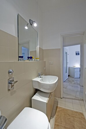 Appartement, 3 chambres, balcon | Salle de bain | Sèche-cheveux, bidet, serviettes fournies, shampoing
