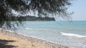 Plage, sable blanc, chaises longues, parasols