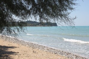 En la playa, playa de arena blanca, camastros y sombrillas